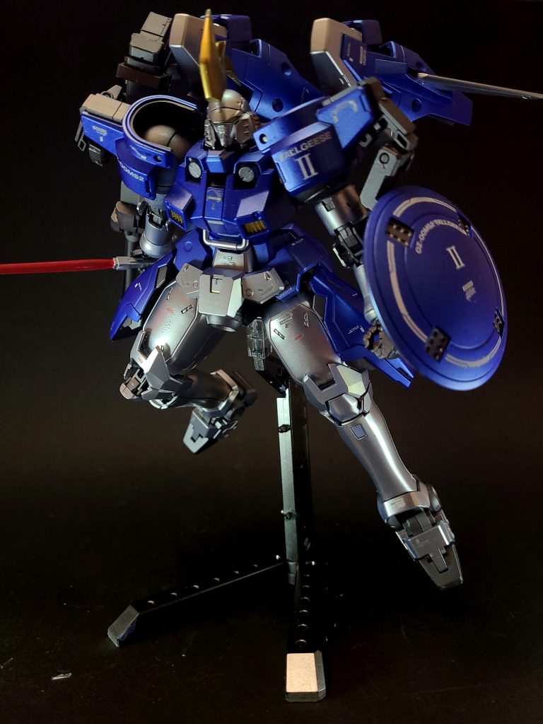 装備バックパックバーニアトールギスに採用されたスラスターユニットで、機体に大気圏内飛行が可能な推力をもたらす。使用時はカバーが展開し、ノズルがせり出す構造となる。トールギスはエアリーズの特性も備えた機体となるテレビ版のデザインでは両肩部に直接取り付けられるが、EW版では背部からアームを介して接続されている。