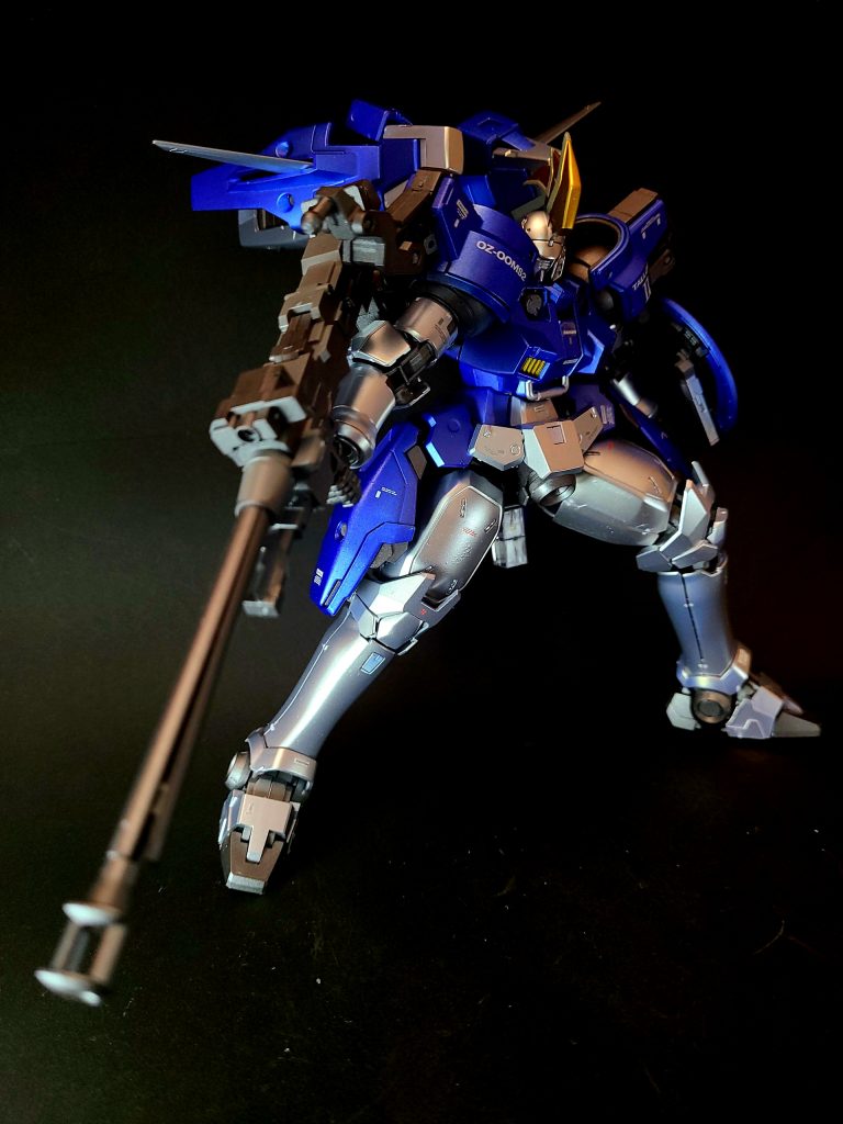 武装ドーバーガン機体の全高を超える長さをもつカートリッジ式のビーム砲[2][注 6]。一撃で複数のMSを呑み込む範囲と破壊を可能とするが、発砲時の反動も大きく[2]、命中精度向上の観点からあえて旧式のマズルブレーキを採用している[15]。基本的に両手持ちの装備だが、当機の場合は右肩のアタッチメントと右手の2点で保持する。