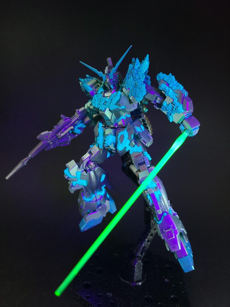 その後ユニコーンガンダム(光の結晶体)は宇宙の深淵へと旅立とうとしたが、バナージの“思惟”が父であるカーディアス・ビストの幻と出会い、彼の導きで「必ず帰る」と約束したミネバ(オードリー)の存在を思い出したことで意識を取り戻し、機体もまたユニコーンモードへと戻っている。