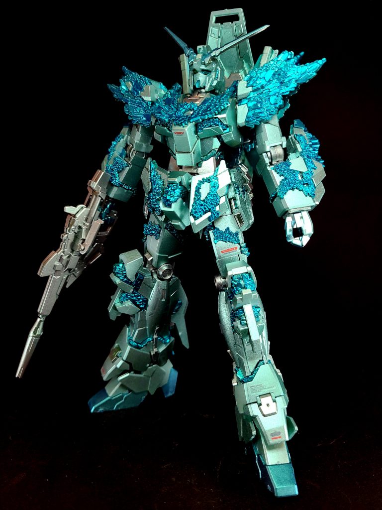 バンシィ・ノルンとの協力により、約一分間のレーザー照射からメガラニカの防衛に成功した後には、スラスターとは異なる輝きを放ちながら機動し、ミネバ派の捕縛に迫る部隊規模の連邦MS群へとサイコ・フィールドを放つことで、各機の核融合エンジンを停止させている[70][注 3]。停止した機体のジェネレーターは「まるで、組み立て前に戻ったように」と評されるまで分解され[71][72]、更に反応炉の炉心は、直前まで稼働していたにもかかわらず灯を入れた形跡が見られない状態に変化していた[73][74]。