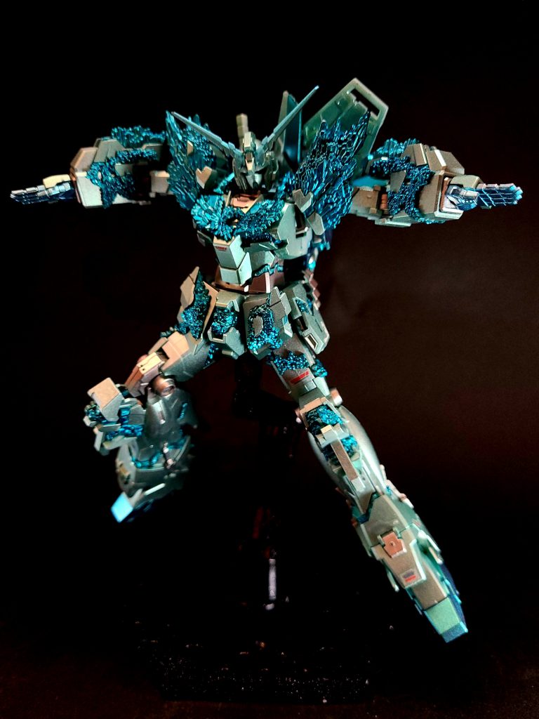 コロニー落としを除けば、当時最大級の戦略兵器であるコロニーレーザー。これを防ぐべく、バナージとリディはユニコーンガンダムとバンシィのサイコフレームを共振させ、二機のユニコーンガンダムが発生させたサイコ・フィールドにより、照射中のコロニーレーザーを相殺した[68]。その際、バナージの強い想いからサイコフレームが結晶化[69]し、この姿へと至っている。バンシィ・ノルンとの協力により、約一分間のレーザー照射からメガラニカの防衛に成功した後には、スラスターとは異なる輝きを放ちながら機動し、ミネバ派の捕縛に迫る部隊規模の連邦MS群へとサイコ・フィールドを放つことで、各機の核融合エンジンを停止させている[70][注 3]。停止した機体のジェネレーターは「まるで、組み立て前に戻ったように」と評されるまで分解され[71][72]、更に反応炉の炉心は、直前まで稼働していたにもかかわらず灯を入れた形跡が見られない状態に変化していた[73][74]。