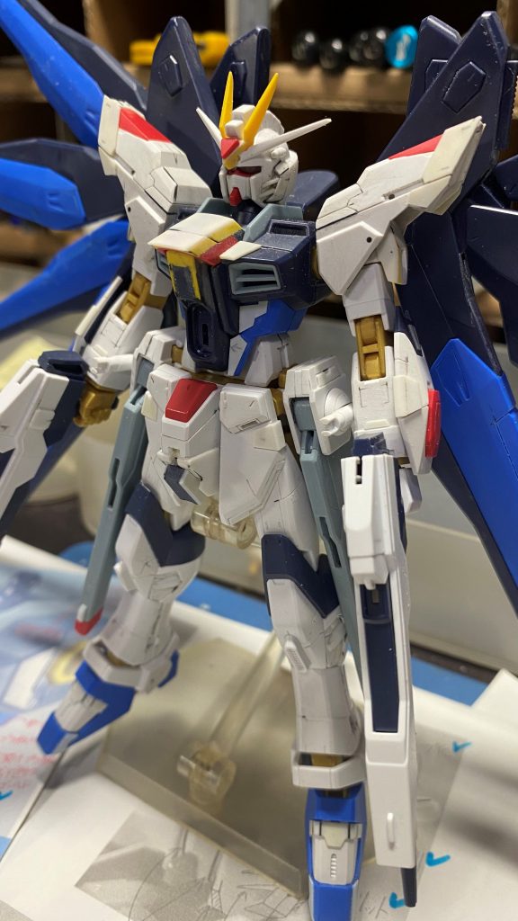 全身にスジボリやプラ板によるディテールアップを施しました。