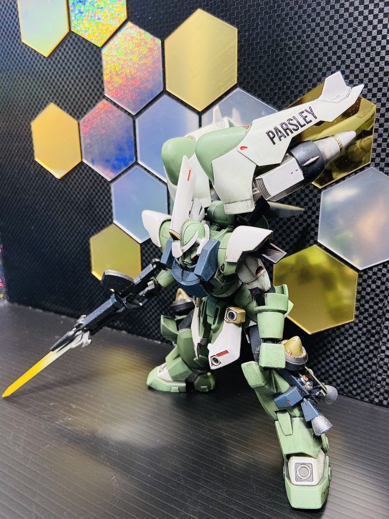 汚しコンセプトはメンテされながら長期間使われているってとこなので、拭きやすい箇所は結構きれいに残してます。また飛行機体なので、足回りを極端にも汚してません。バーニアススは意識しましたが。