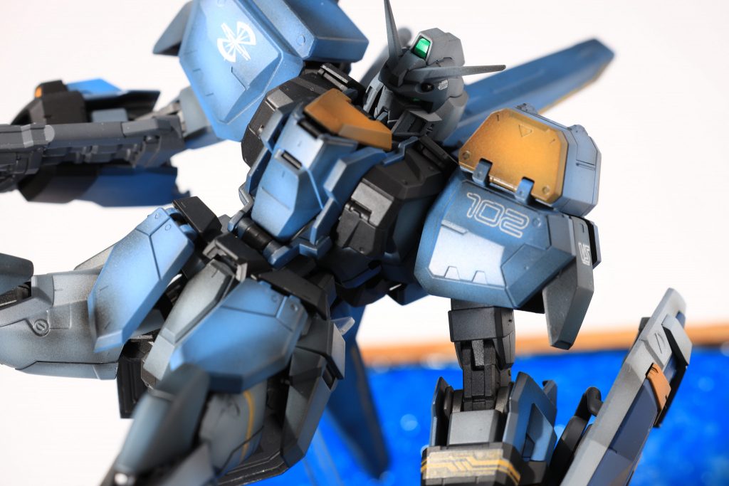 海面をイメージしたジオラマはダイソーで材料を調達しました。木のトレー・発泡スチロール・画用紙(青)・UVレジン・アクリルの箸(波表現は他で買ったジェルメニウム)