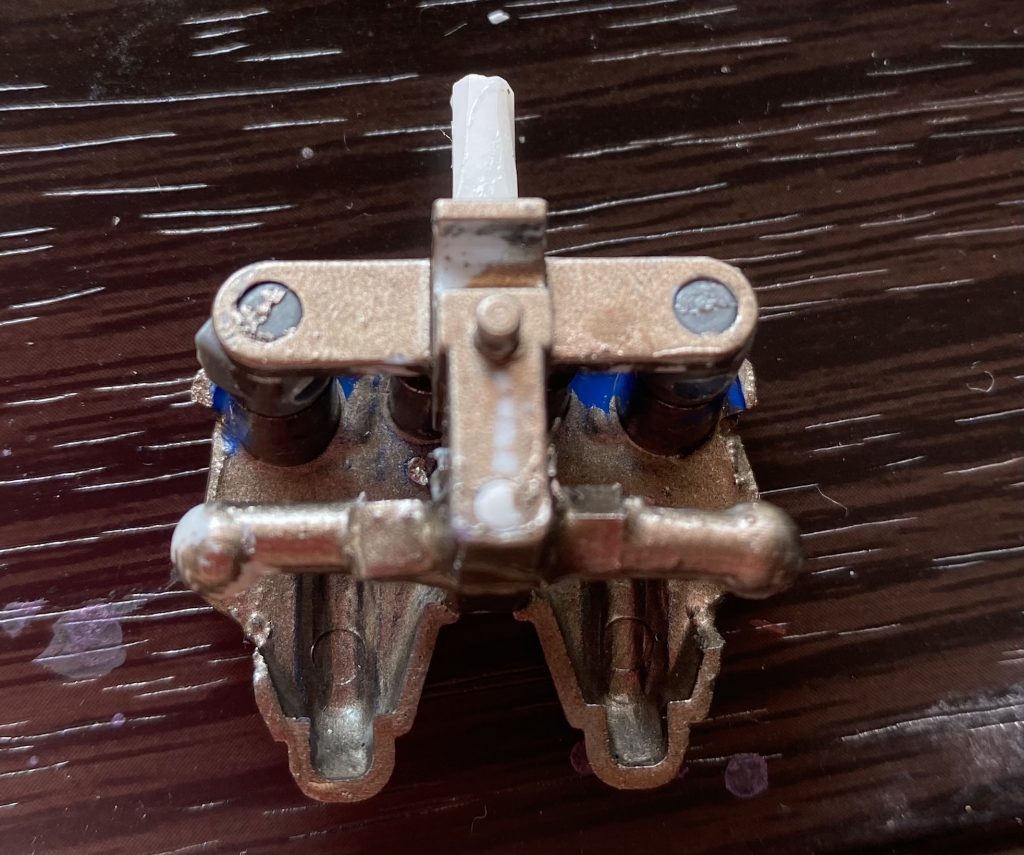 足が八の字立ち出来なかったのでプラ棒を挟み幅を増やしました。隠れる場所なんでやっつけでも大丈夫さ👌