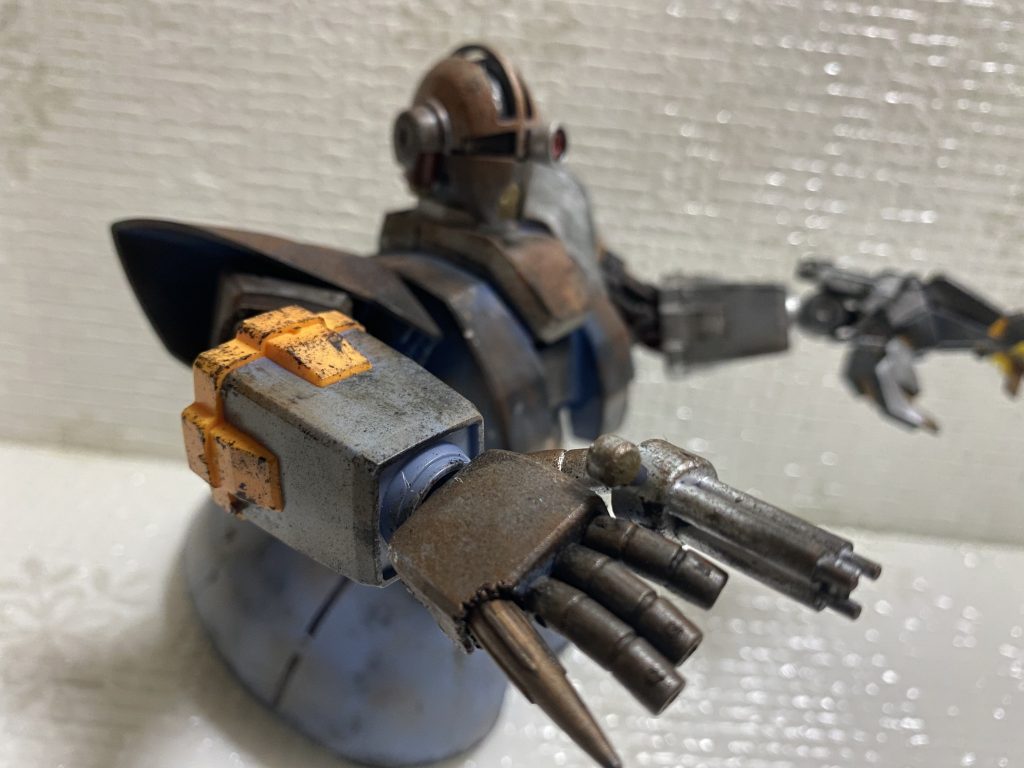 もう片方の手首にはマシンガンと指が破損してしまったので代わりにジャンクパーツをそれっぽくミキシング