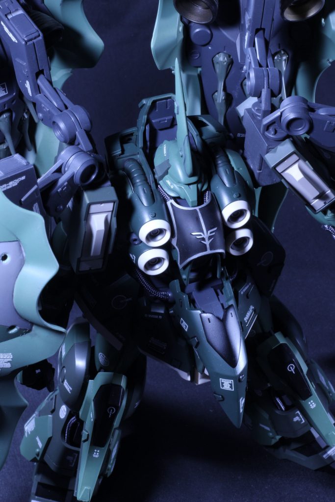 大抵トップコートはつや消しですが、今回はシルバーのみ半つやで仕上げました。改修の技術なんて(ヾﾉ´°ω°)ﾅｲﾅｲ 市販モールドをぺたぺた貼ってます