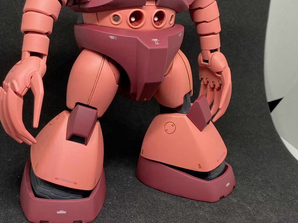 腹部や足首の部分は筆塗りで塗り分けてみました。