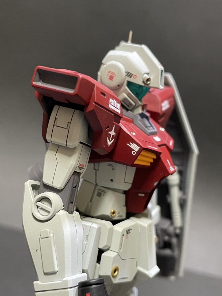 肩アーマーは先端にGM/GMで余剰パーツになってるレオパルドダヴィンチパーツを使用しています