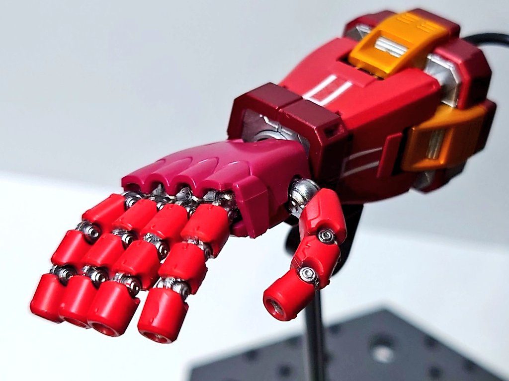 ハンドパーツです。特に気合を入れて塗装しました。