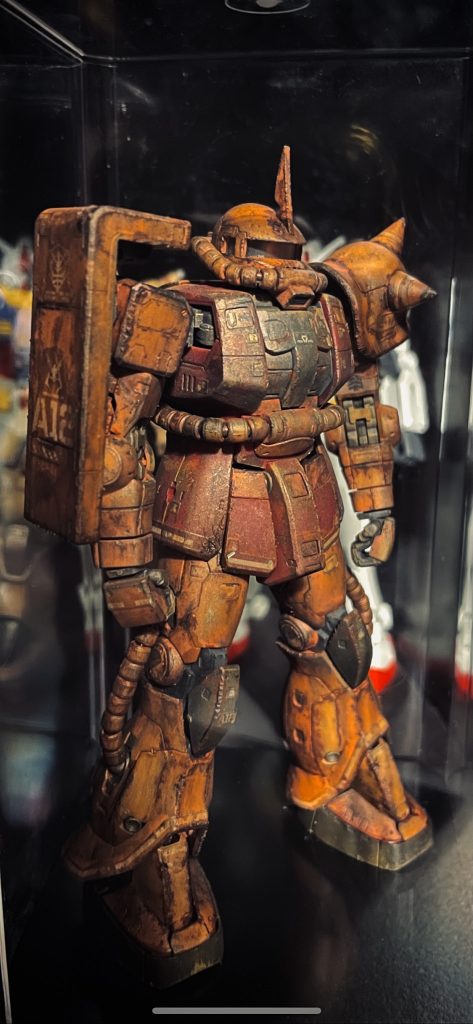 シャアザクは小学生以来、13年ぶりくらいに作りました。その頃はRGなんて無かったと思うので、今回、目が動いたり、ハッチが開くことに感動しました笑