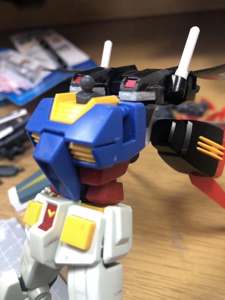 エールストライカーと本体との間を埋めるためにプラ板を2枚貼り付けました。