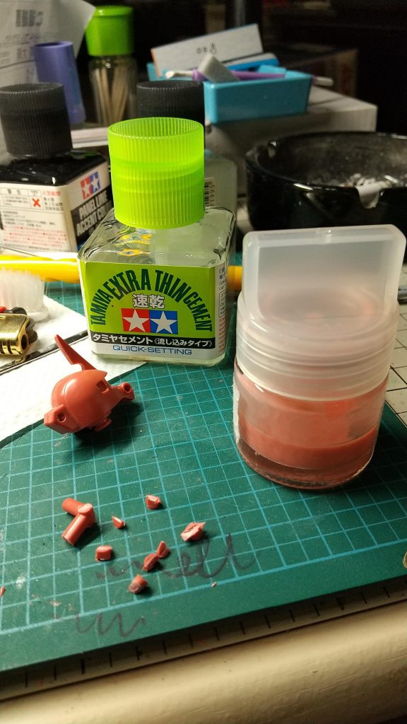 試してみたかったのは、ランナーパテ。FGだけあって四肢もヘッドもボディも、ほぼすべてに合わせ目が出る。そして1色成型。ならばやってみようじゃないか、と。