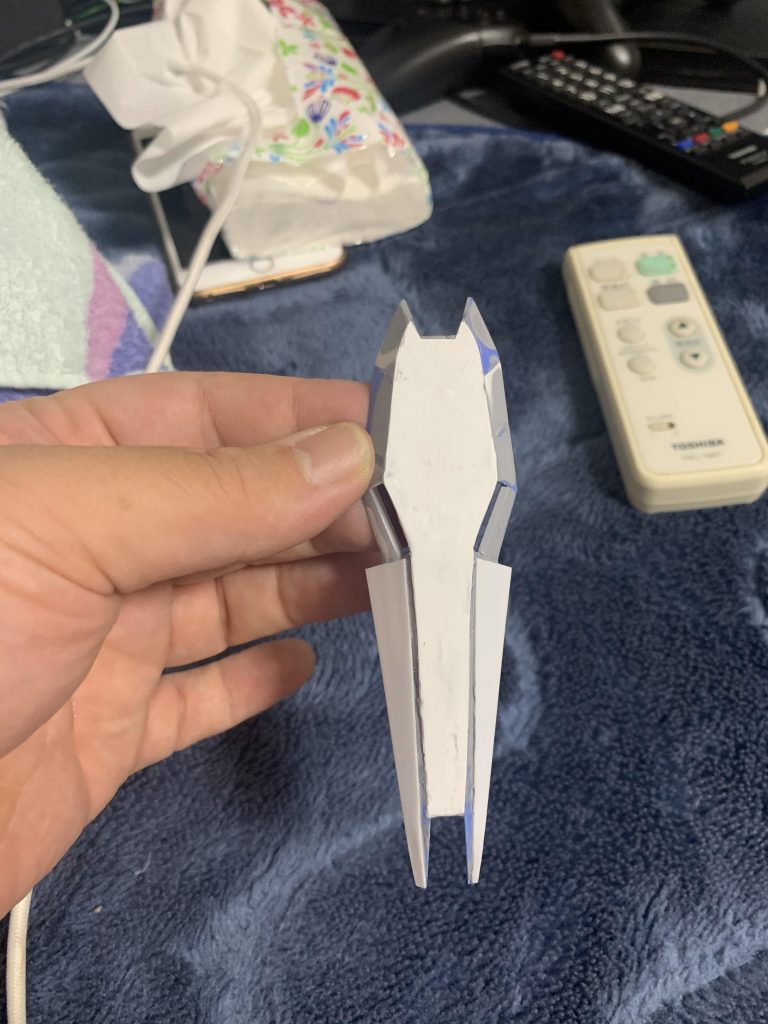サフ吹いてプラシートはって凹凸を無くして下に追加装甲をつけました