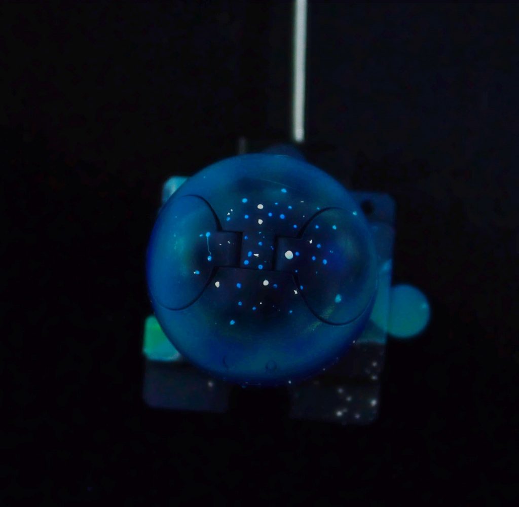 上から。星は、爪楊枝に塗料をつけてちょんちょんと描画。