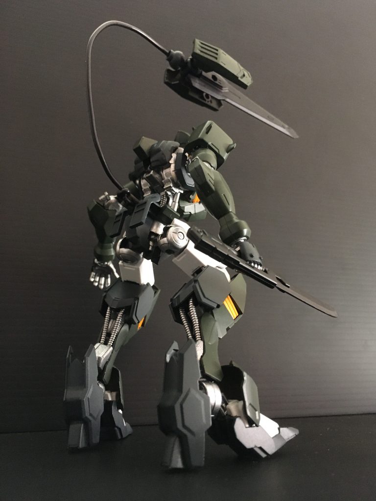 武装：精神感応型単分子大剣アンサラー超振動ナイフ×2