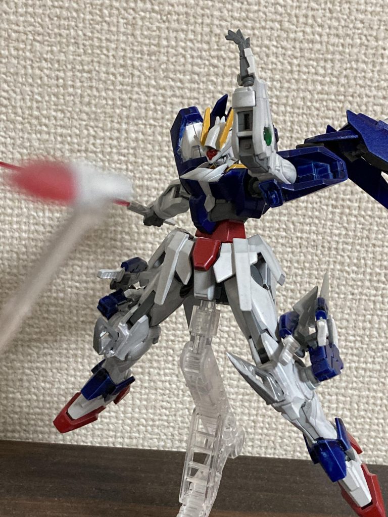 GNビームサーベル、ビームダガー両肩、両脚に計4本装備コレもバンバン投擲していきます