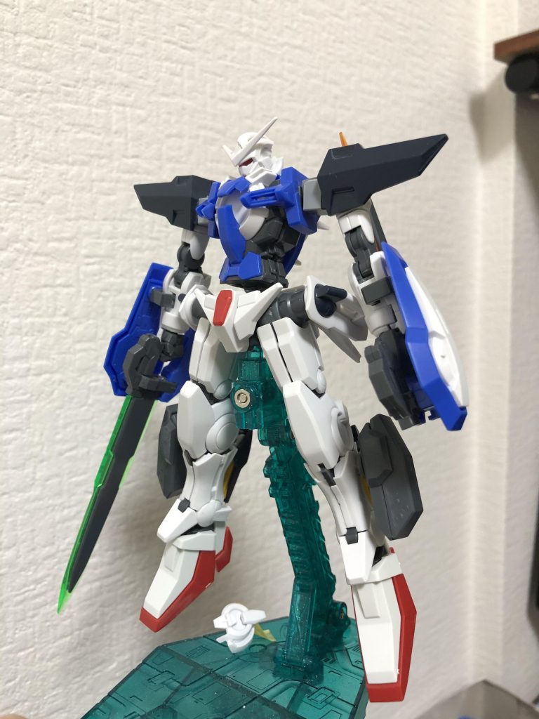 塗装前の仮組み。太陽炉搭載機には浮遊するポーズが似合いますが、Zガンダムの足は爪先を下に向けられるのでこの意味でもピッタリでした。