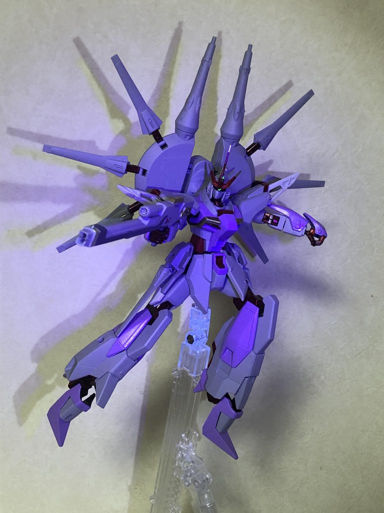 フェイスパーツはサザビーっぽく作ってみした。脚部はデスティニーにライトニングガンダムとラヴファントムの足を付けました。ライフルはレジェンドのライフルの持ち手を改造してます。後ビームサーベルを2本足に収納している設定です。