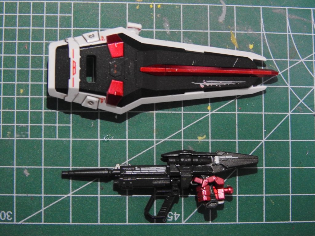 右膝とシールドには桜吹雪のデカールを貼りました。