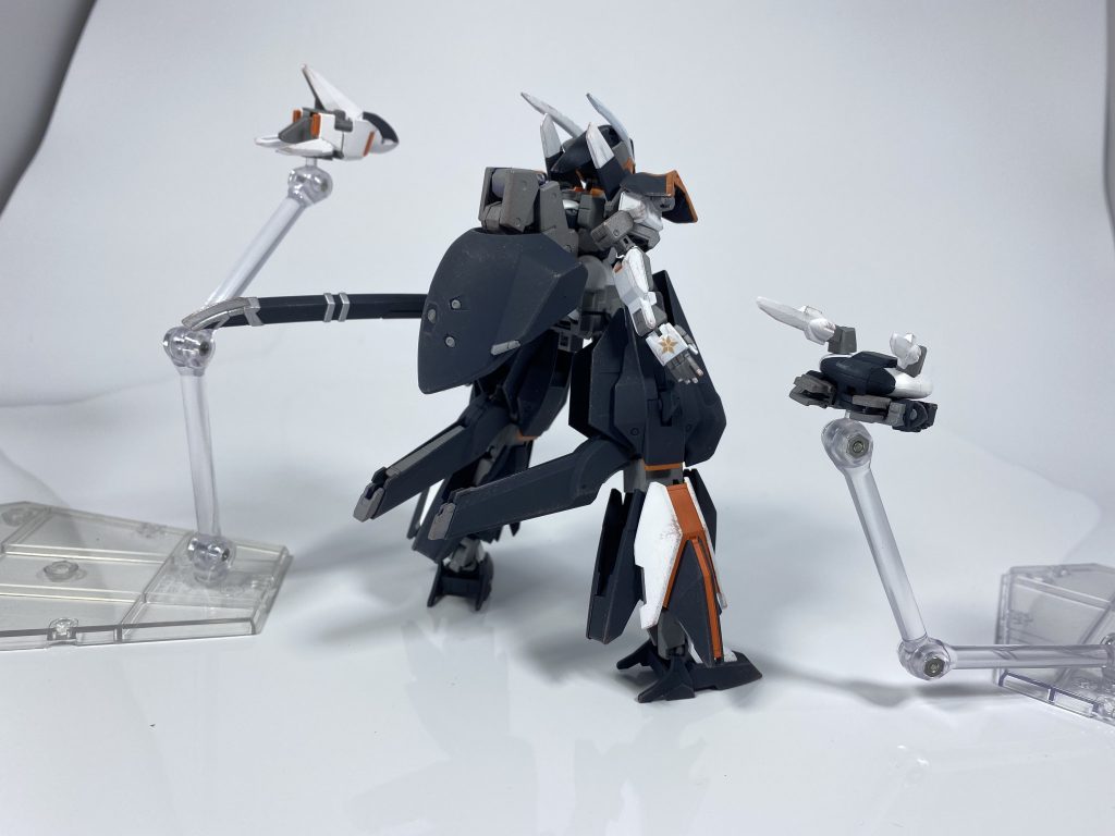 RX-124-N/F WONDWART-Ni/FRITHGBNのフォースGUNSTARDOM所属のダイバー、まるいるかが彼のソロプレイ用サブアカウント、「ルント・デルフィン」で使用するために制作したガンプラ。RX124 ウーンドウォートをベースとしながら、和風な意向が取り入れられている。また、本機自体は近接戦闘用の装備しか保有していないが、2機の支援ドローンを随伴させており、その構成はまるいるかの最も得意とする近〜中距離での戦闘に特化したものとなっている。なお、本機のデザインやカラーリングにはまるいるかの好みにより、漫画シャーマンキングの主人公、麻倉葉のイメージが反映されている。