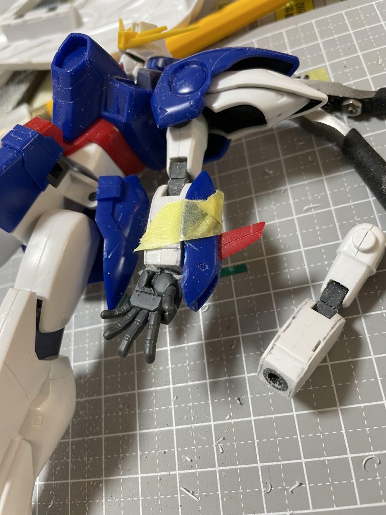 腕の側面を100円ショップのプラ板で塞ぎ、腕アーマーも分解して接着しました。
