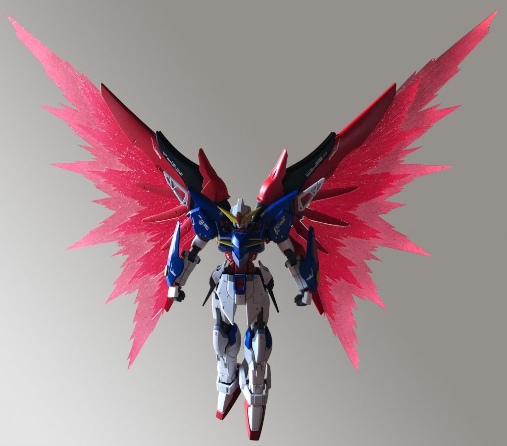 そして最後に「光の翼」です。デスティニーといえばやはりこの翼ですよね!本体のサイズアップに合わせて大型の翼エフェクトを自作してみました。切り出したプラ板の表面に透明性の高い接着剤を使って凹凸をつけ、ラメを加えて煌めくような見た目にしています。さらにクリアーレッド塗装後、少しだけ蛍光ピンクをグラデーション塗装してみました。