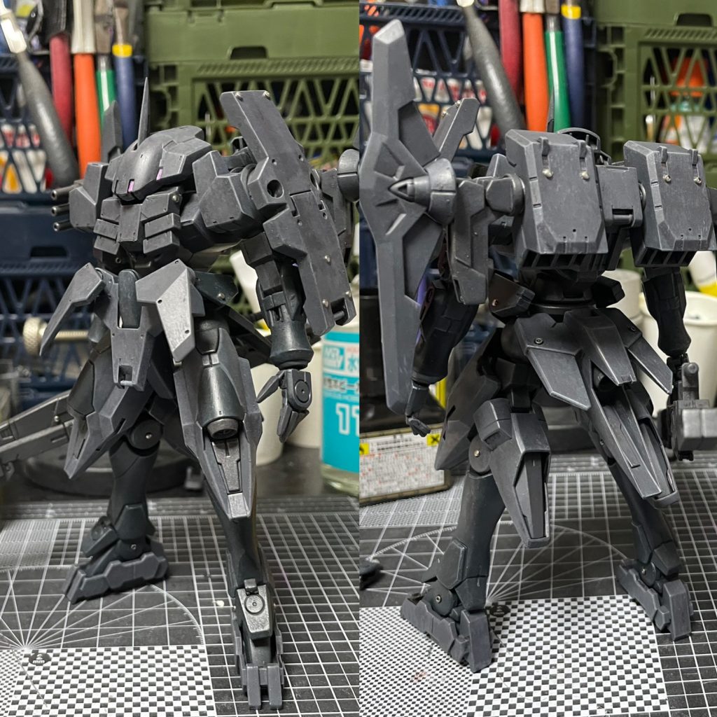 部屋の照明の下だとだいぶ明るく見えます。同系色ばかりだとつまらないので虫ピンとビーズ埋め込んでます。クリアパーツとセンサー類はラッカー塗料使用してます。水性の上にはほんとはダメだけど。12箇所の合わせ目消しを二段階で、表面処理と肉抜き処理、メタルパーツ埋め込みの面取りくらいしか工作と呼べるようなものはしてません。