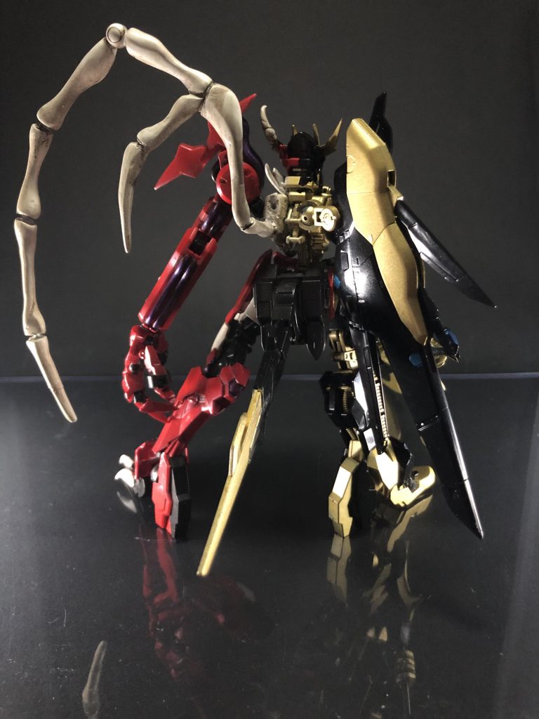 今回は造形からガッツリ真っ二つにしてみました。左は有機物っぽい感じにしたかったので骨を自作しました。後少し汚れた雰囲気も出したかったので汚し塗装もすこーししてます。左は逆に無機物っぽさを出したかったのでゴリゴリにメタリックカラーを使って塗装しました。大剣とかも自作したんですけど中々上手くいったと思います!