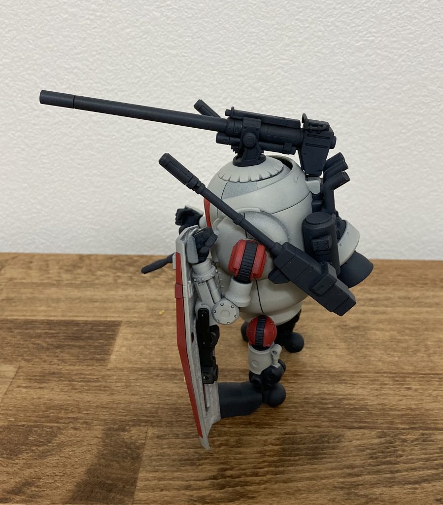 左から。盾と銃はガンダムhgから。