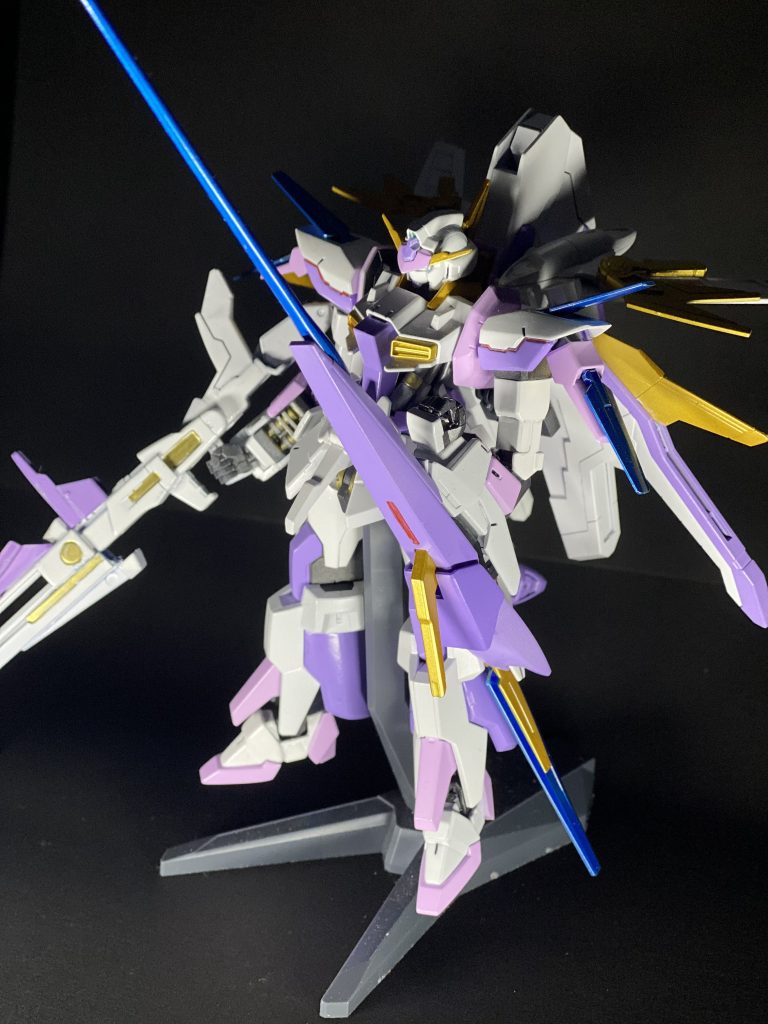 シールドからビームサーベルが出ますので、近接はそれでカバー。