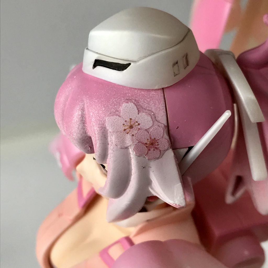 頭と胸にはネイル用のシールを貼りました(100円ショップで調達)。ネイルシールはかわいいガラがたくさんあって、大きさもほどよく、今後もいろいろ使えそうです。