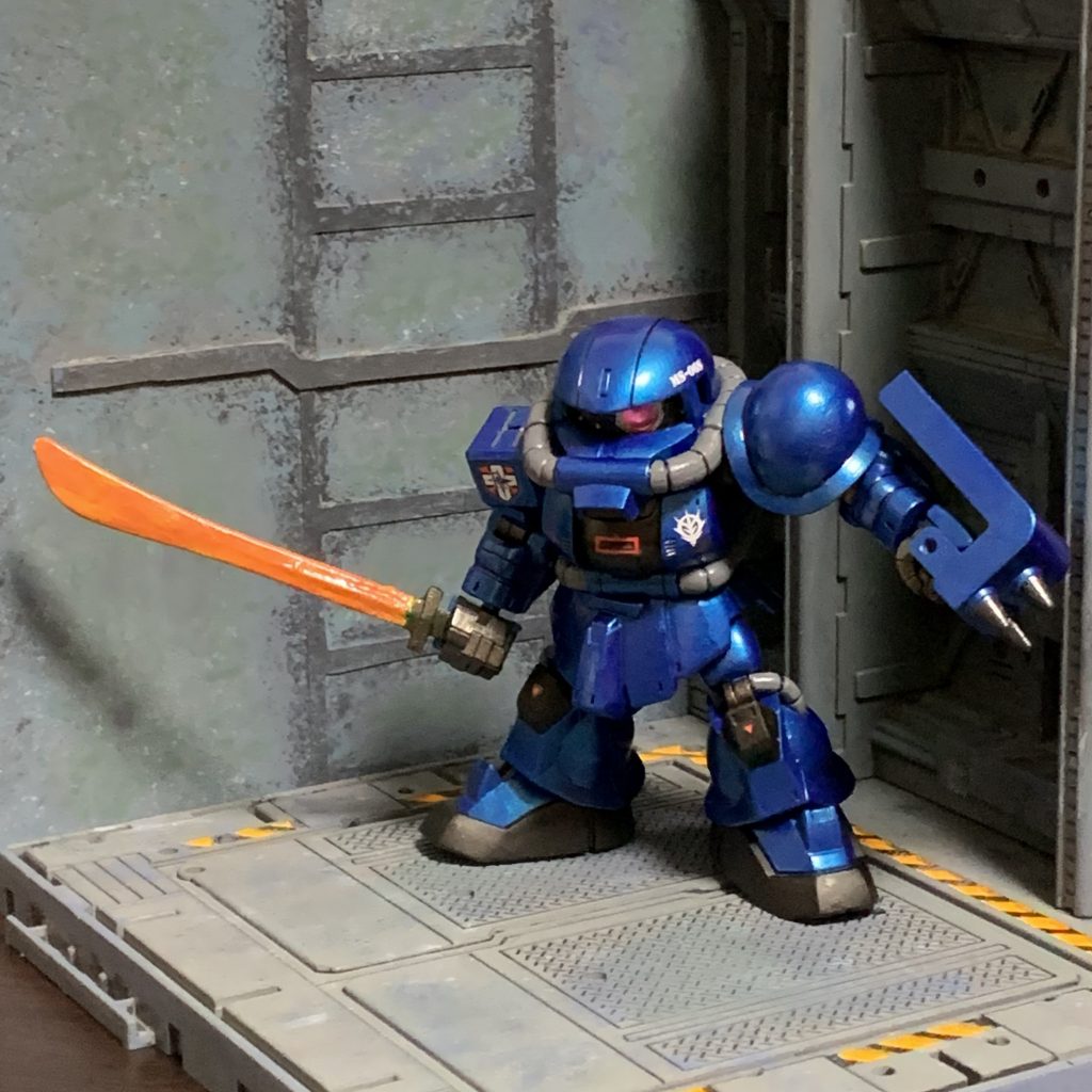 と思ったら、ジャンクの中にヒートサーベルがあったので、適当にポージングを。セリフをつけるなら、『かかって来いやぁ』ってとこでしょうか。