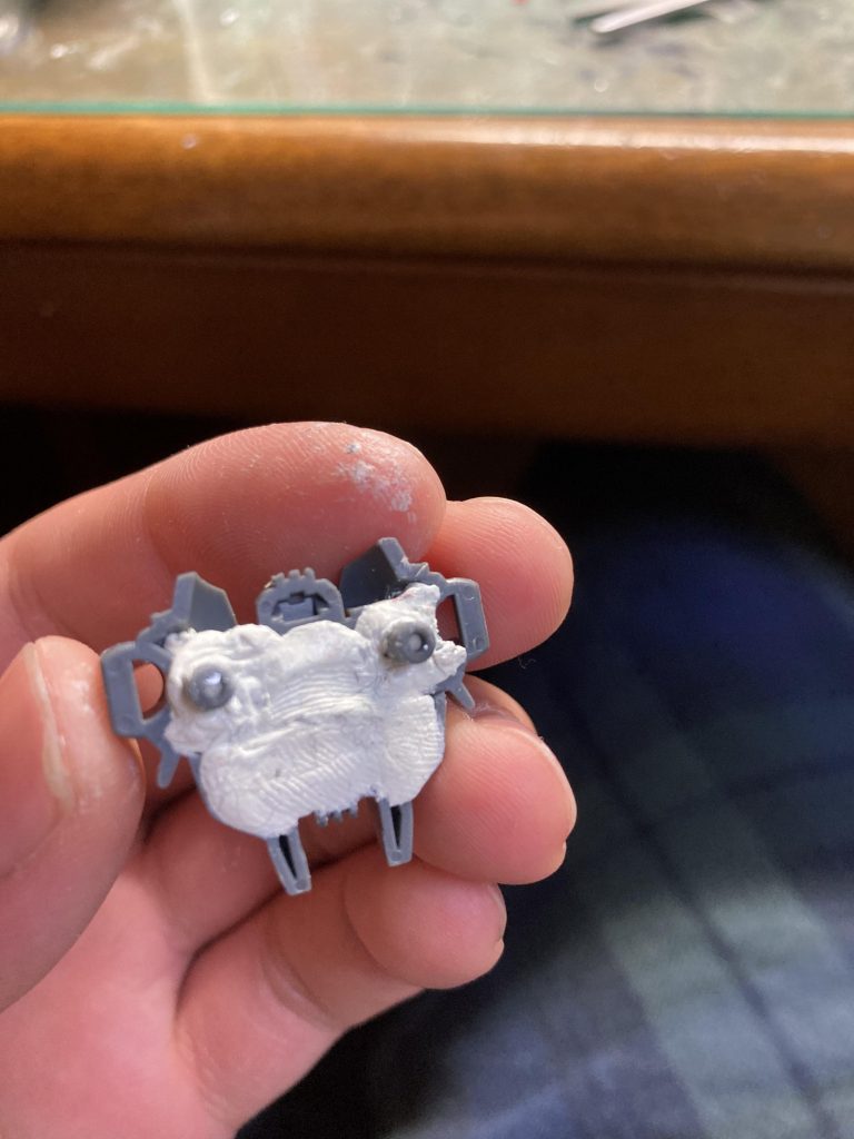 流石にダブルリベイクライフルのバックパックは鉄血シリーズに非対応なのでダボを一旦カットし、エポパテで固定。何とか上手く組み合わせました。