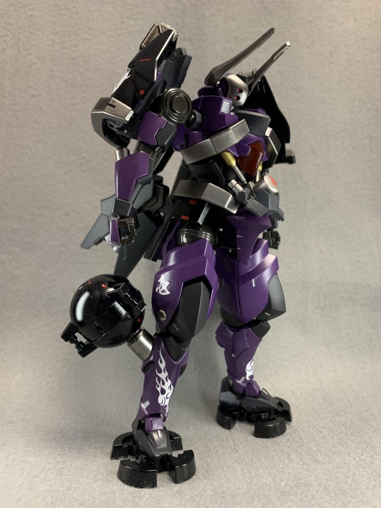 機体の名前は一鬼。 「いっき」と読みます。フォース【百鬼】に加入し、改めて自分の全てにおいての未熟さを知った少年が「一から出直す覚悟」「一から百へと上り詰める」「名実共に【百鬼】の一員になる」「一騎当千を目指す」と色んな想いを込めて組み上げたガンプラって感じです。