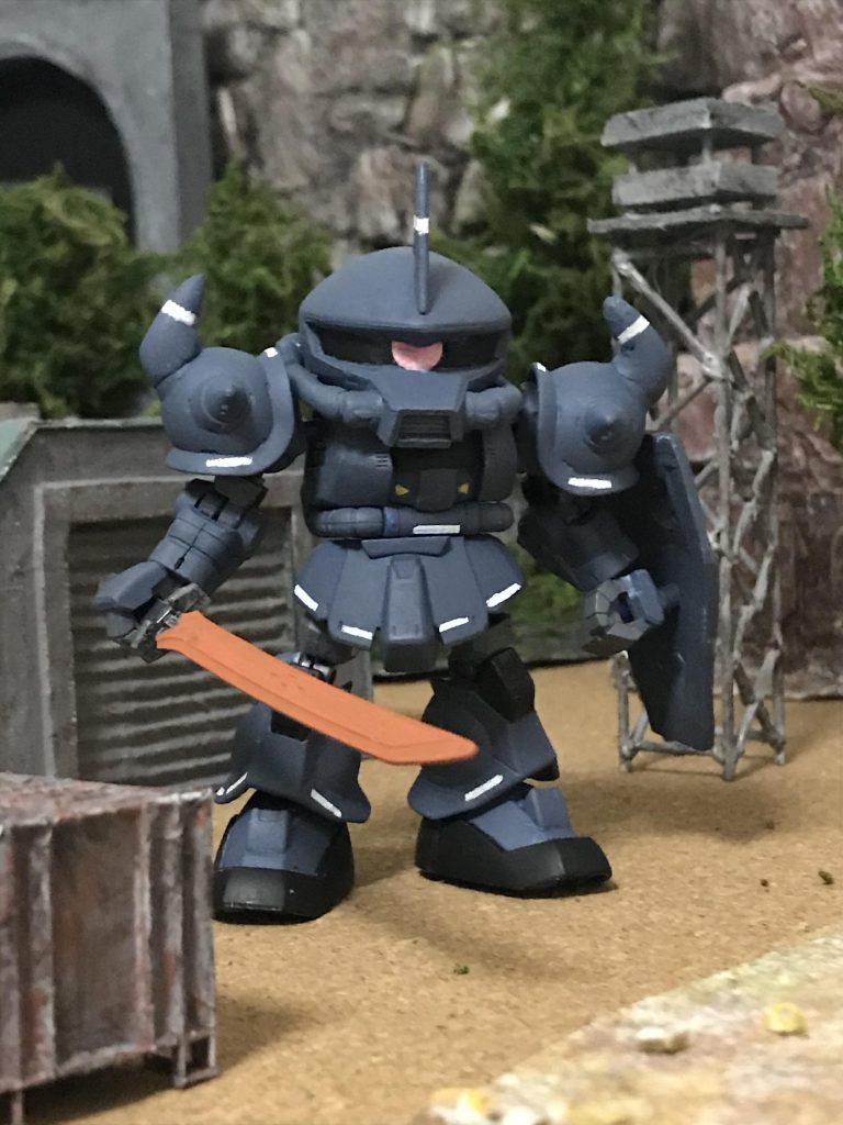 カラーリングはグレーっぽいブルーにして、一般的なグフとの差別化を図りました。