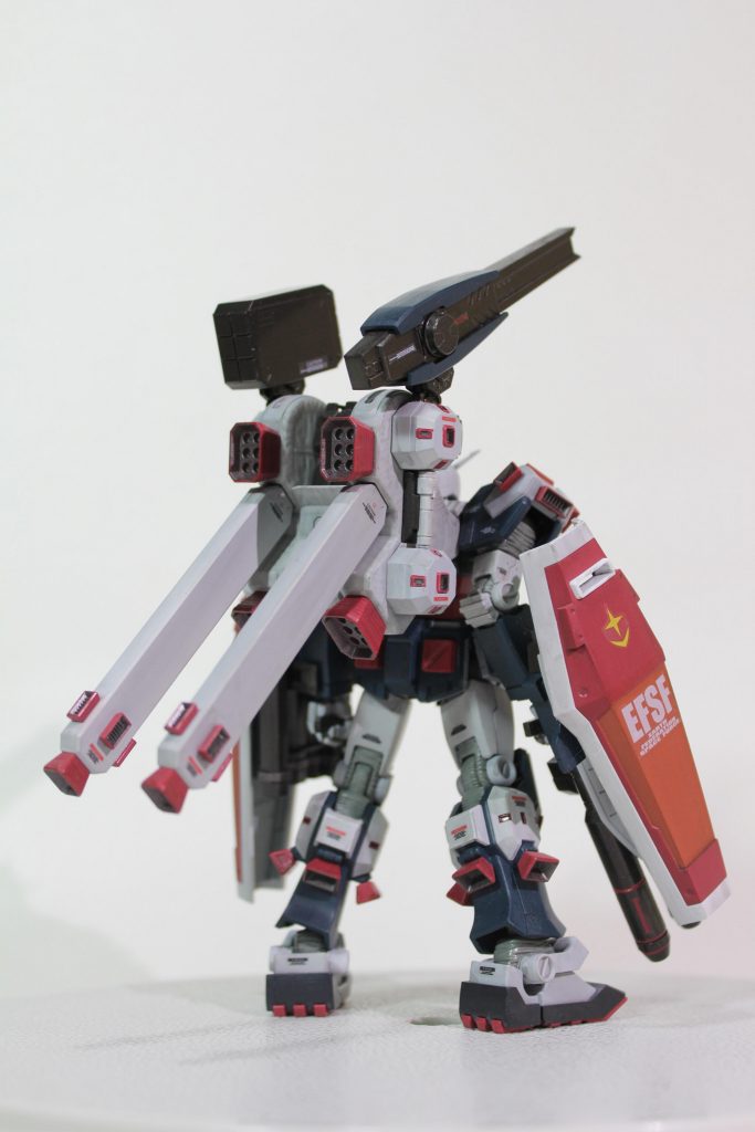 Photo：02工作今回もほぼ無改造ですね。腰のフロントアーマーを左右で独立可動させる為に軸のセンターでカットしたりしたくらい。後は塗装のための後ハメ加工を脚部などでしたくらいでしょうか。