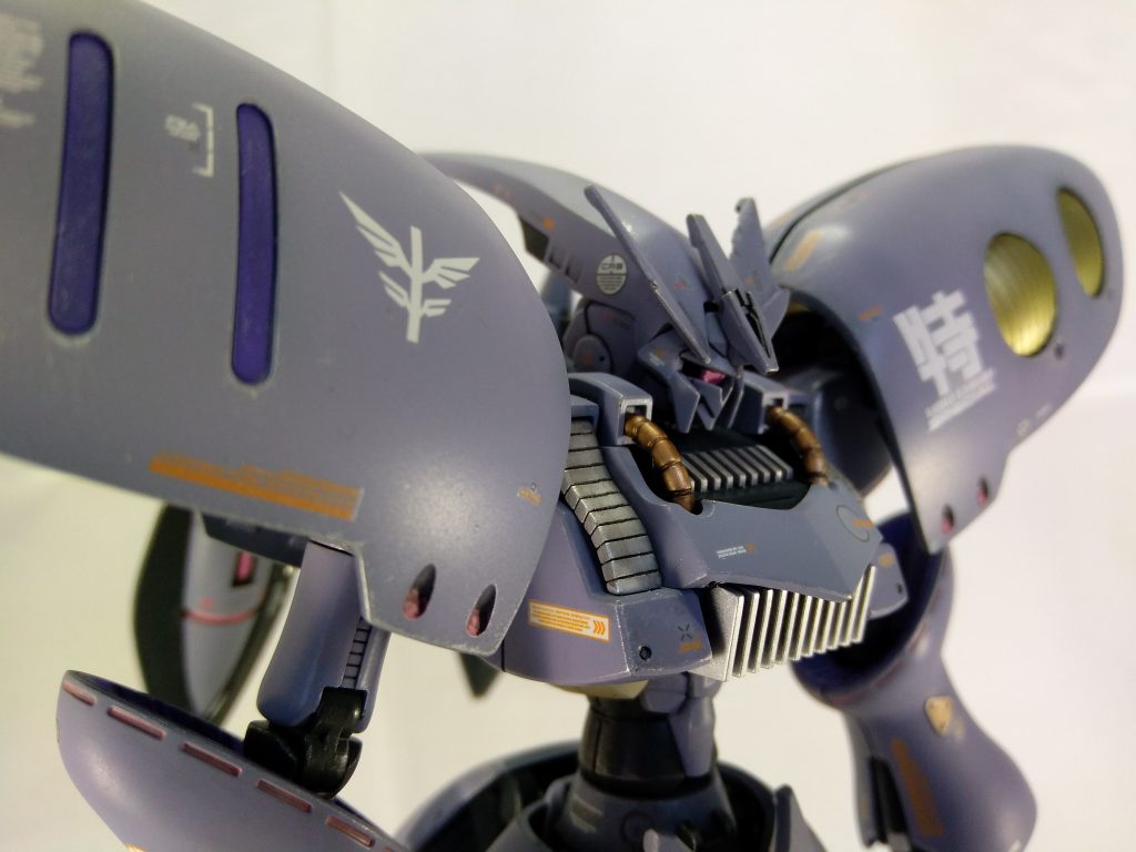 フェイスパーツは30MMのポルタノヴァ指揮官機用オプションアーマーのパーツを使い、モノアイは適当なジャンクパーツを丸く加工してくっつけました。30MMのパーツはすごく使い勝手が良く加工も楽で、本投稿をする前は30MMをしばらく弄って遊んでました。手をつけた事はありませんが、30MMはフレームアームズ寄りなデザインに感じます(゜-゜)