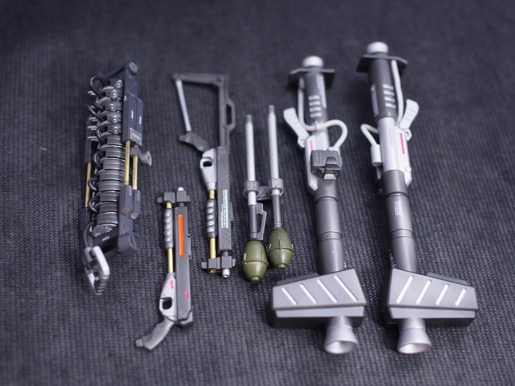 武器の多さも魅力のひとつ。ショットガンのポンプ部分を切り取り、真鍮棒で可動式に。バズーカは色分けとパイピング。チェーンマインは、装備させたかったので格納器具を自作。全てネオジム磁石で装備脱着できます