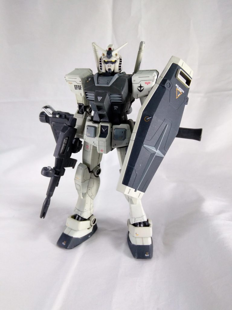 ver2.0ベース？なこの感じの1stガンダムが一番好きです。現行のHGリバイブのガンダムはかなりスッキリしてて、顔がかなりイケメンですよね。こっちの方がちょっともっちょりしてるんですが、自分はこっちのが好みです。