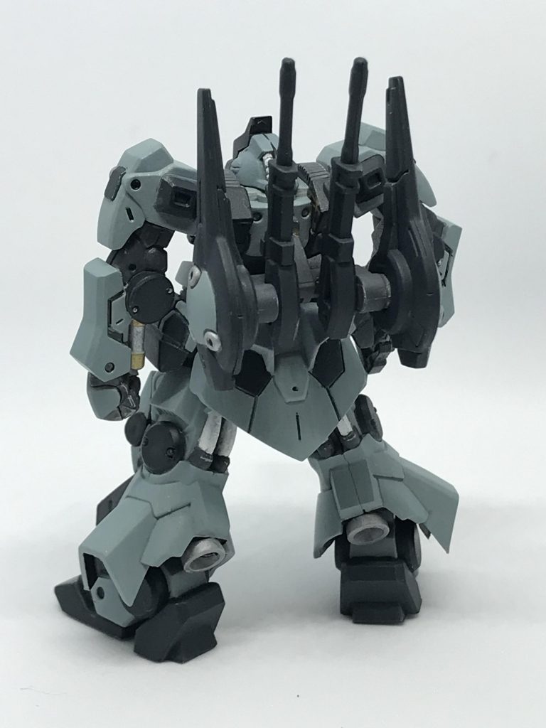 すねの合わせ目は消したのですが、塗装が終わって足をはめた時に割れてしまいました…。