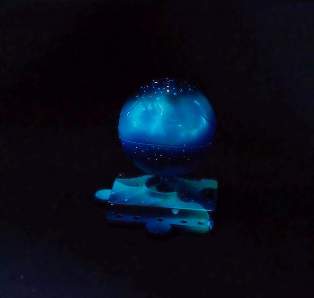 後ろから。淡く光る雰囲気を出すのに苦労しました。