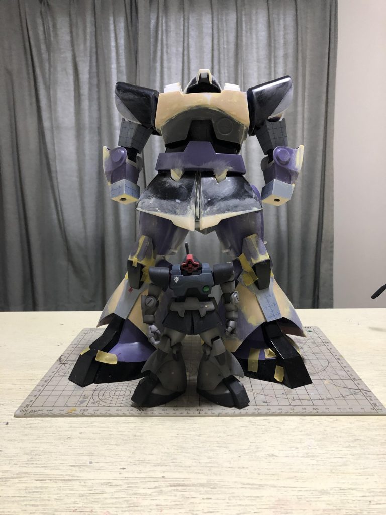 HGドム と比較です。ご覧になってお気づきかと思いますが、HGドムを参考に改修してます。