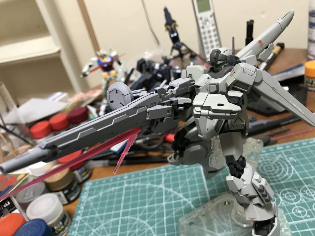 サフ吹いてビーム刃をつけると重くて関節がまずいので本体側の補強をすることに...