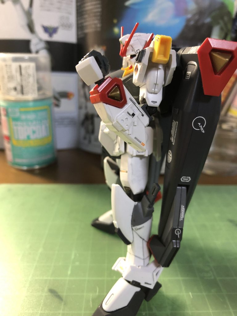 腕の関節は二重関節に変更してますが、加工時に色々とやらかしたので若干見栄えが悪くなっております泣