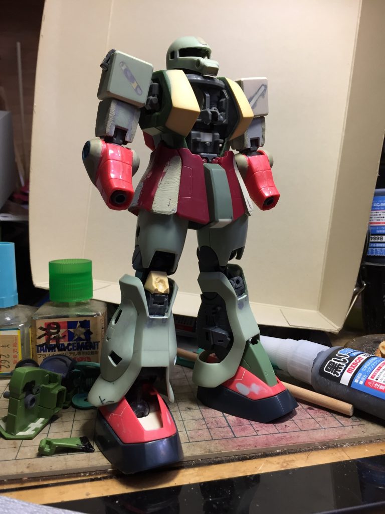 これが20年近く前に作ろうとしてたザクⅡ。左下にHGザクⅠのパーツが転がってますね。