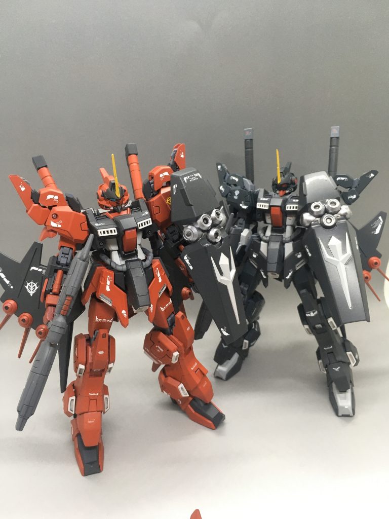 前作の黒と並べて