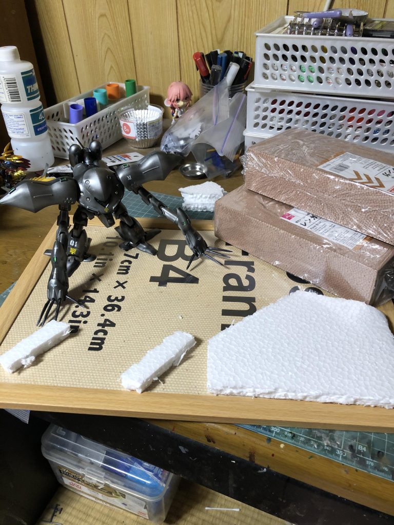 ジオラマの構図。滝は発泡スチロールのブロックを２つ重ねて土台を作りました