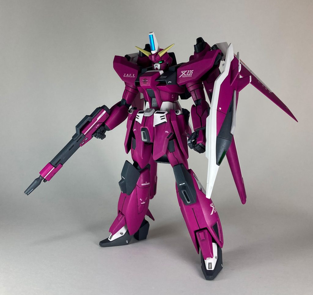 頭頂部のセンサーは、何かのキットのクリアランナーから作成。ホイルシールを裏に貼って埋め込んでいます。最後までご覧いただきありがとうございました。(2/2 トップ画像を、ポージングを変えて撮影しなおした写真に差し替えました)