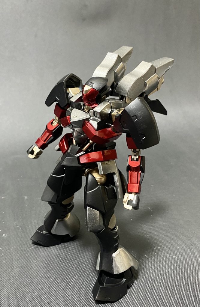 赤はキャンディ塗装で、黒は半艶消しで仕上げてます。肩パーツ表面の傷跡残ってるのが目に写ってしまいますね。